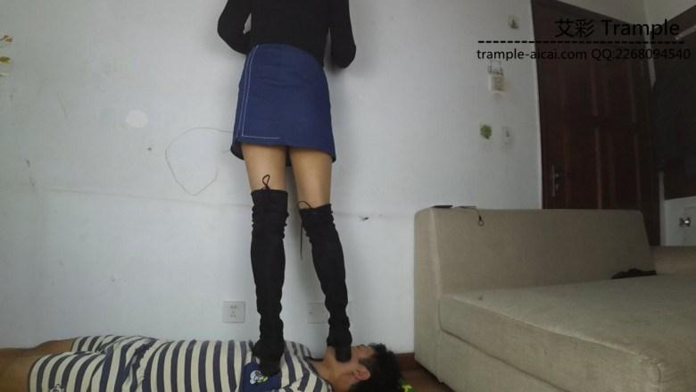 妹子短裙长靴坐脸踩踏