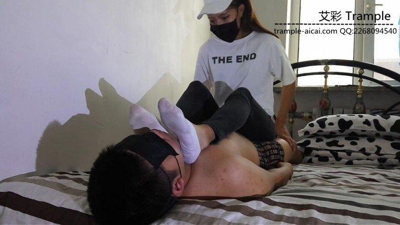 鸽宝原创真实一个月脏袜子调教舔舐塞嘴坐脸