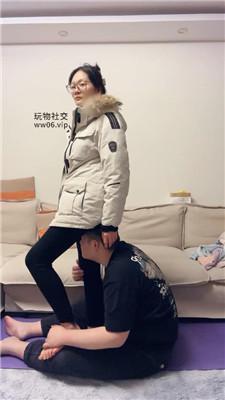 【埋汰】风衣女神骑马虐脚下奴【上】 bf49673