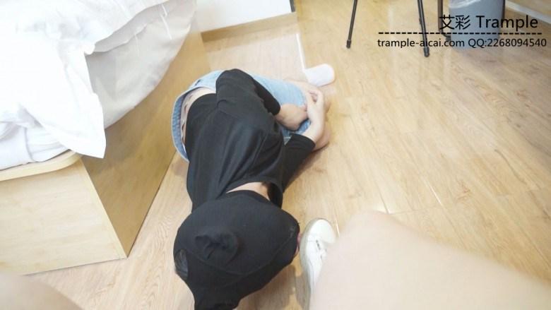 瑶瑶学生主调教狗奴舔脏鞋