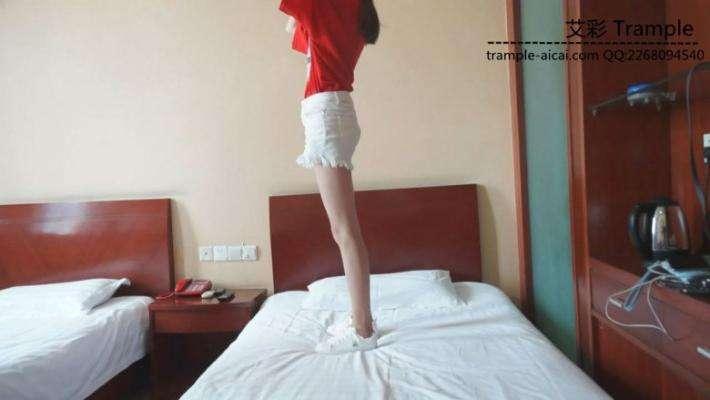 某工商大一两女学生帆布鞋的初次踩踏