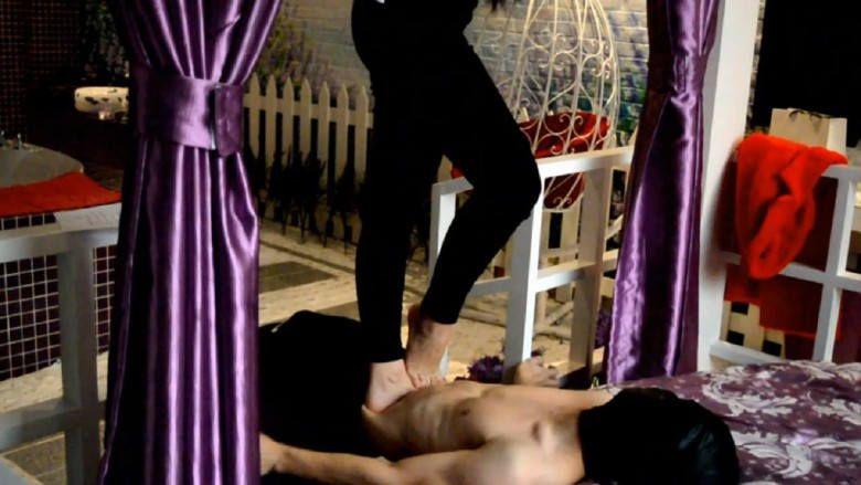 『奴隶岛』—婷婷人桥踩踏