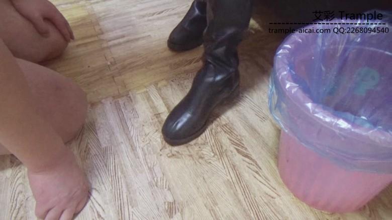 傲柔S-调教M吃泥巴口水烟灰,插嘴出血