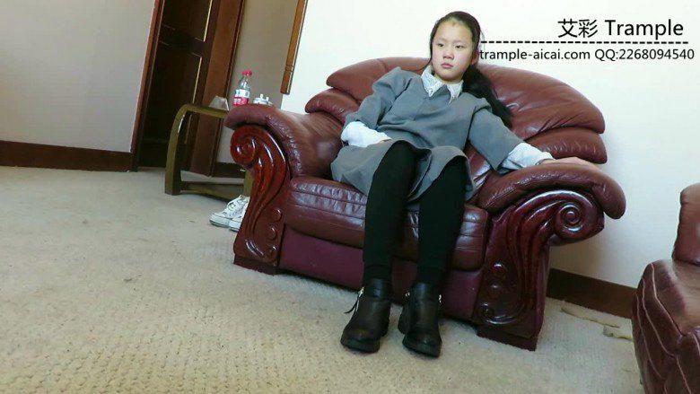 跪舔12侑主棉袜小脚裸足，被女主各种羞辱！