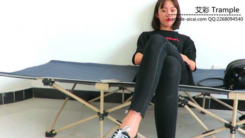 00后女主左手开工打耳光骑跨贱狗！