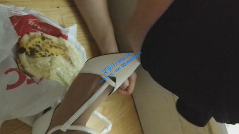 足浴店技师美女高跟鞋喂食