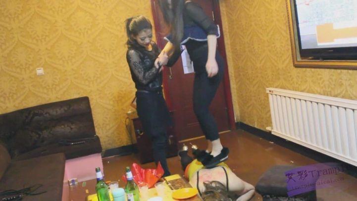 KTV两长发美女S极度羞辱（六）