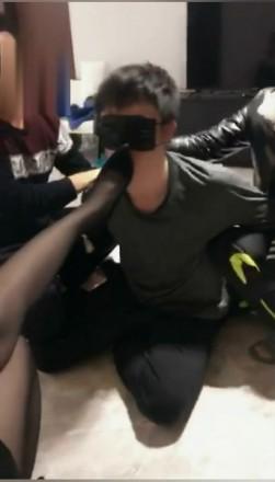 【绝美vivi】仙人跳：强迫调教外卖小哥