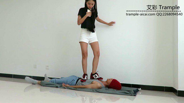超漂亮天依女主运动鞋踩踏并愉快的骑乘贱狗！