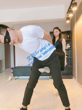 美女职员惩治猥琐领导