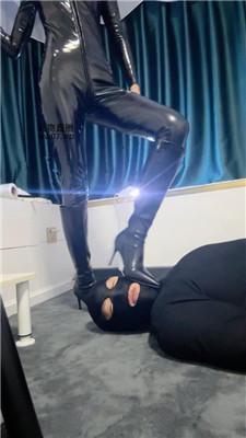 【木万】皮衣女神-连环耳光/高跟长靴踩/囚禁狗笼 bf50839