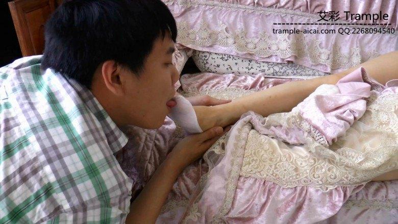 黑冰酒醉后偷舔船袜