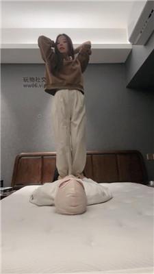 【猴歌】双素人S-骑马踩踏虐脚奴【下】 bf50978