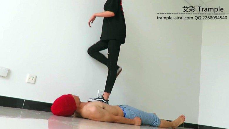 00后天使女主帆布鞋大踏步践踏贱狗！