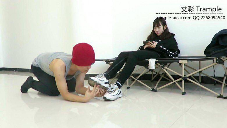 跪舔00后天使女主运动鞋底被运动鞋碾踩下体身体！