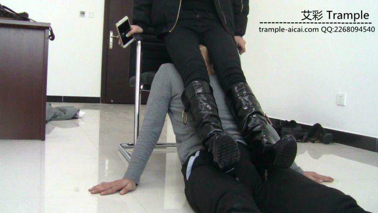 00后女主长靴坐脸窒息虐踩下体！
