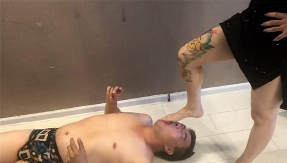 花腿女王强制深喉