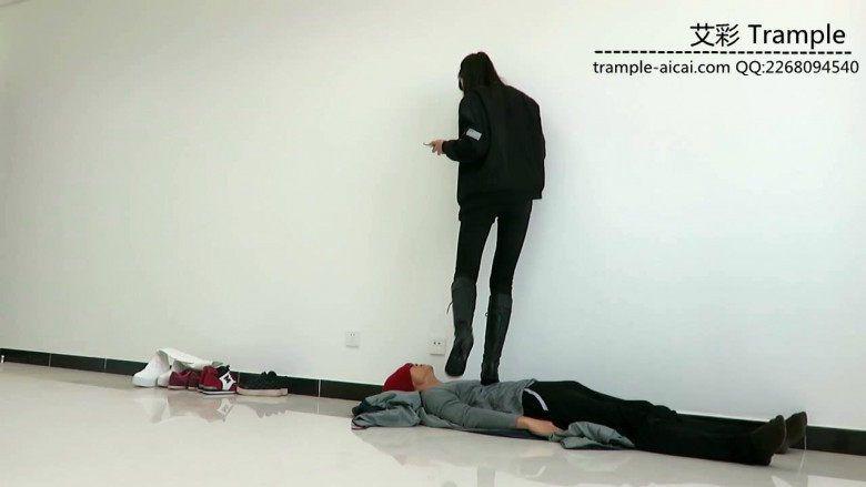 00后天使女主高跟长靴践踏贱狗，玩弄下体，全体重踩踏！