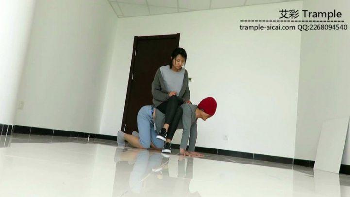 媛媛女主骑乘，踢裆、船袜踩脸！