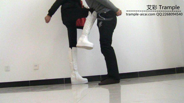 00后天使女主长靴踢蛋、膝顶肚腹下体！