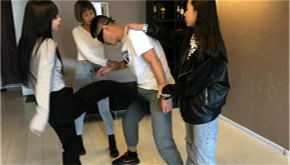 女子更衣室教训色狼