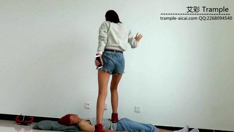 甜美媛媛女主运动鞋蹦踩贱狗踩头下下体羞辱！