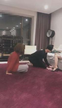 vivi女神最新玩弄淫荡男女奴践踏吃口水