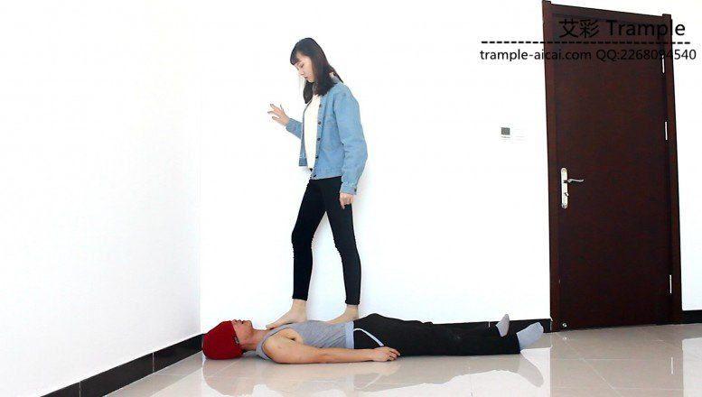 跪舔00后天使短丝玉足！贱狗被坐肚子践踏！