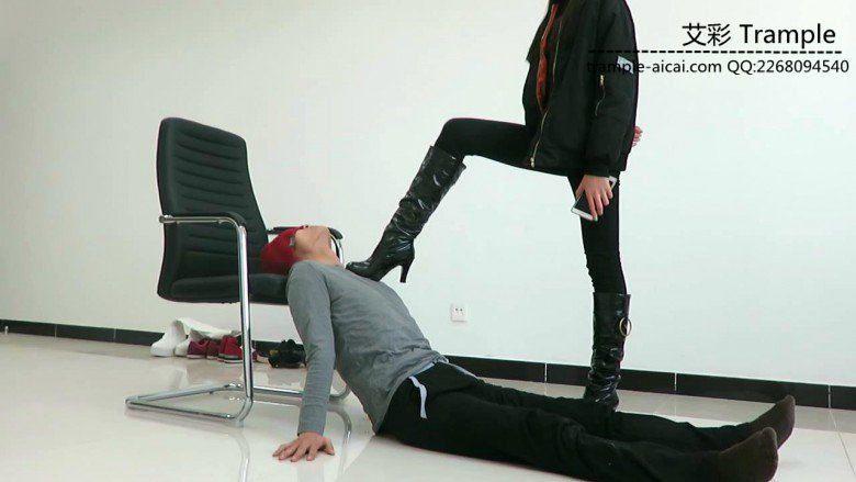 00后女主长靴坐脸窒息虐踩下体！
