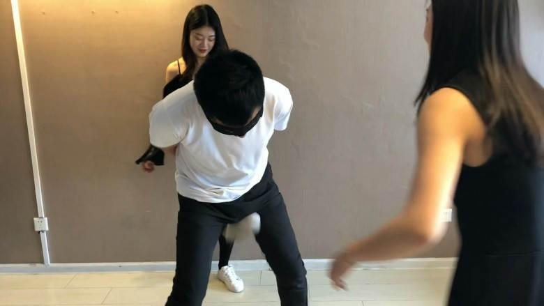 美女职员惩治猥琐领导