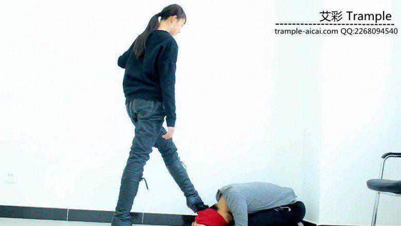 00后天使女主长靴踢踹，扇耳光，堵墙角暴打贱狗！