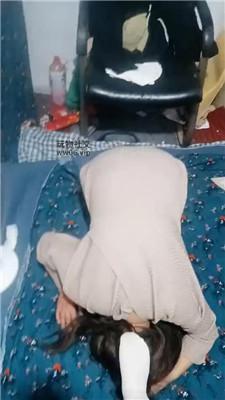 【伪娘和人妻】白袜脚踩蓬头垢面的狗 JS250222-11