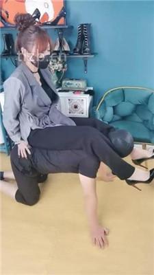 【魔鬼天使】高跟碾压狗爪/强制闻鞋/磕头求饶/骑马爬