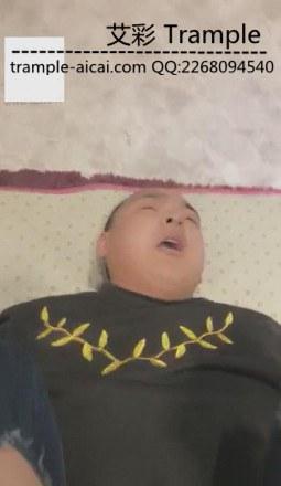 viv运动鞋i暴力踢脸踢裆发泄必须踹脸出血