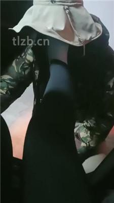 【嗯哼】停车场-跪舔原味白袜脚