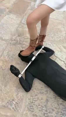 【调教视频】【沅芷大人】户外虐枷锁狗-踢裆/靴碾/踩头