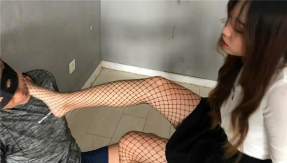 〖碎蛋娇娃〗美女联合闺蜜惩治内衣贼