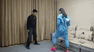 洛芸睡衣无作假暴力踢裆