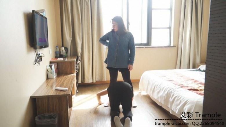 钰钰羞辱贱奴钻胯