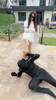 【调教视频】【沅芷大人】户外虐枷锁狗-踢裆/靴碾/踩头