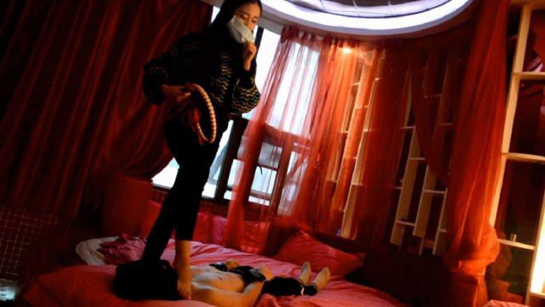 『奴隶岛』—萱萱S坐脸调教、鞭子抽打