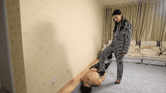 凶狠暴力高跟踩踏