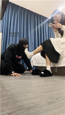 【沐沐大大】毛拖鞋配白袜玩虐家奴 JS250114-28