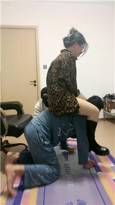 【薇薇】长靴踩虐/骑马狗爬/鞭打/囚禁狗笼 bf50510