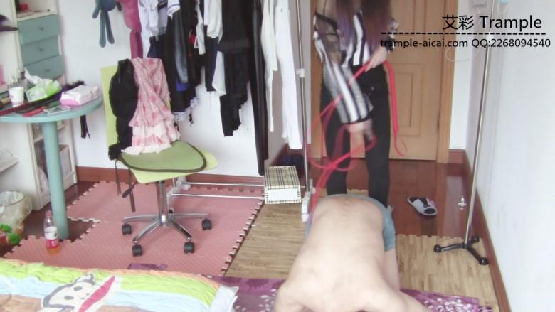 傲柔S帆布鞋皮鞭调教+圣水