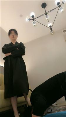 【丹丹】清理多双脏鞋底/脚下喂食 JS250301-36