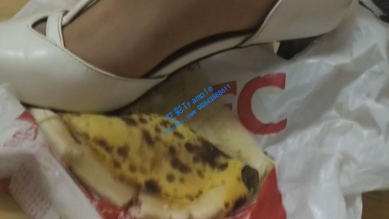 足浴店技师美女高跟鞋喂食