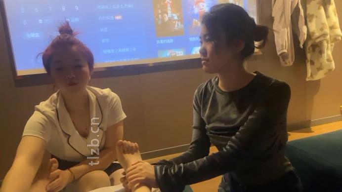 【橘子没熟】母畜-足疗店当着技师面虐闺蜜