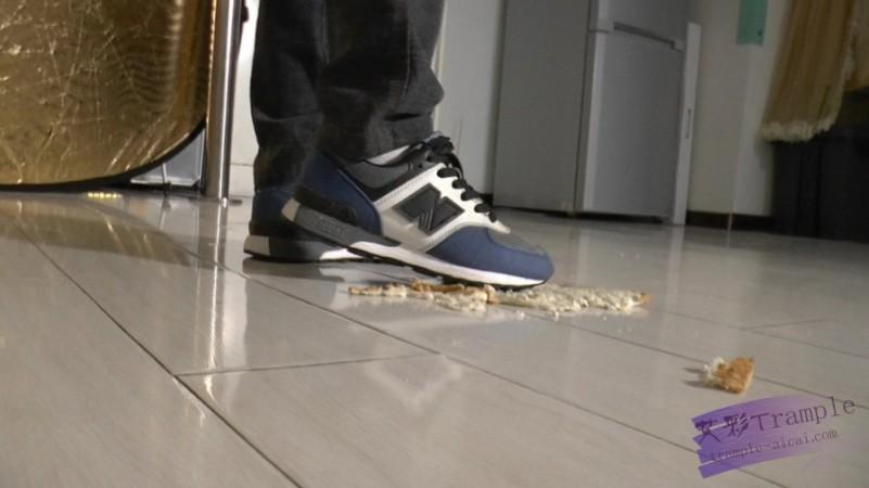 小月第一次 运动鞋踩面包喂奴隶