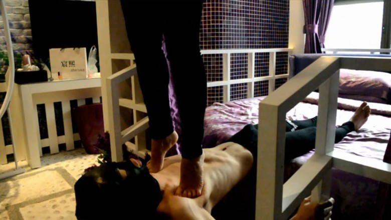 『奴隶岛』—婷婷人桥踩踏